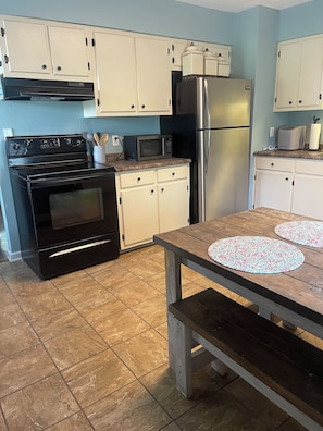Fridge, microwave, stovetop, dishwasher