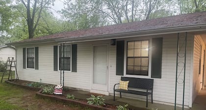 Cute 3 bedroom 1 bath on quiet street in Martin,Tn .pet friendly and sleeps 8