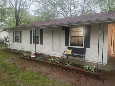 Cute 3 bedroom 1 bath on quiet street in Martin,Tn .pet friendly and sleeps 8