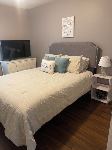 Cute 3 bedroom 1 bath on quiet street in Martin,Tn .pet friendly and sleeps 8