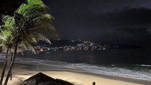 A beach with thatched umbrellas and palm trees. - En el mar la Vida es más Sabrosa y en Altamar Residencial más (Acapulco)