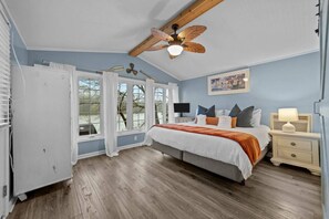 3 bedrooms, desk, iron/ironing board, travel cot