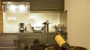 A modern kitchen with a dining area. - Luxury Style Apartments - Studio Apartment (Elegant) (Dubrovnik)