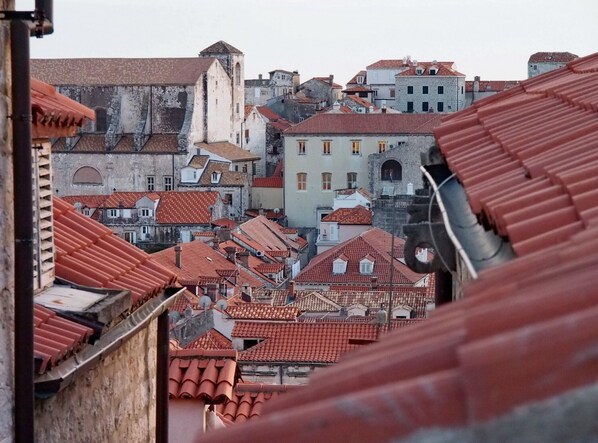 A view of a historic town with red-tiled roofs and a mix of old and new buildings. - Luxury Style Apartments - Comfort Studio (Royal) (Dubrovnik)