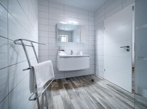 Dusche, Haartrockner, Handtücher