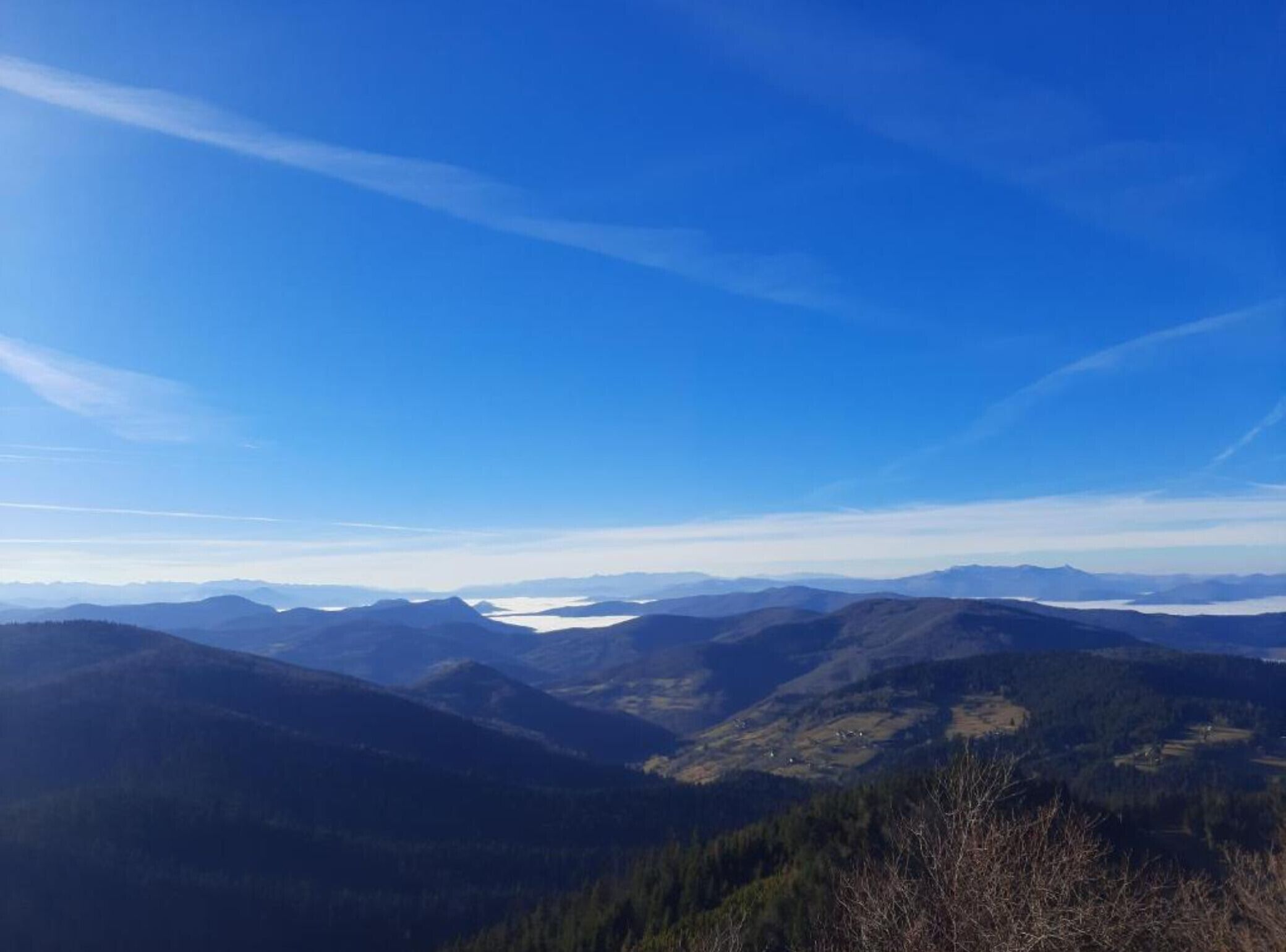 Eine gebirgige Landschaft mit blauem Himmel.