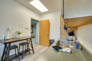 Kühlschrank, Mikrowelle, Wasserkocher mit Kaffee-/Teezubehör, Toaster