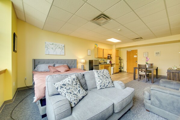 1 bedroom, desk, Internet, bed sheets