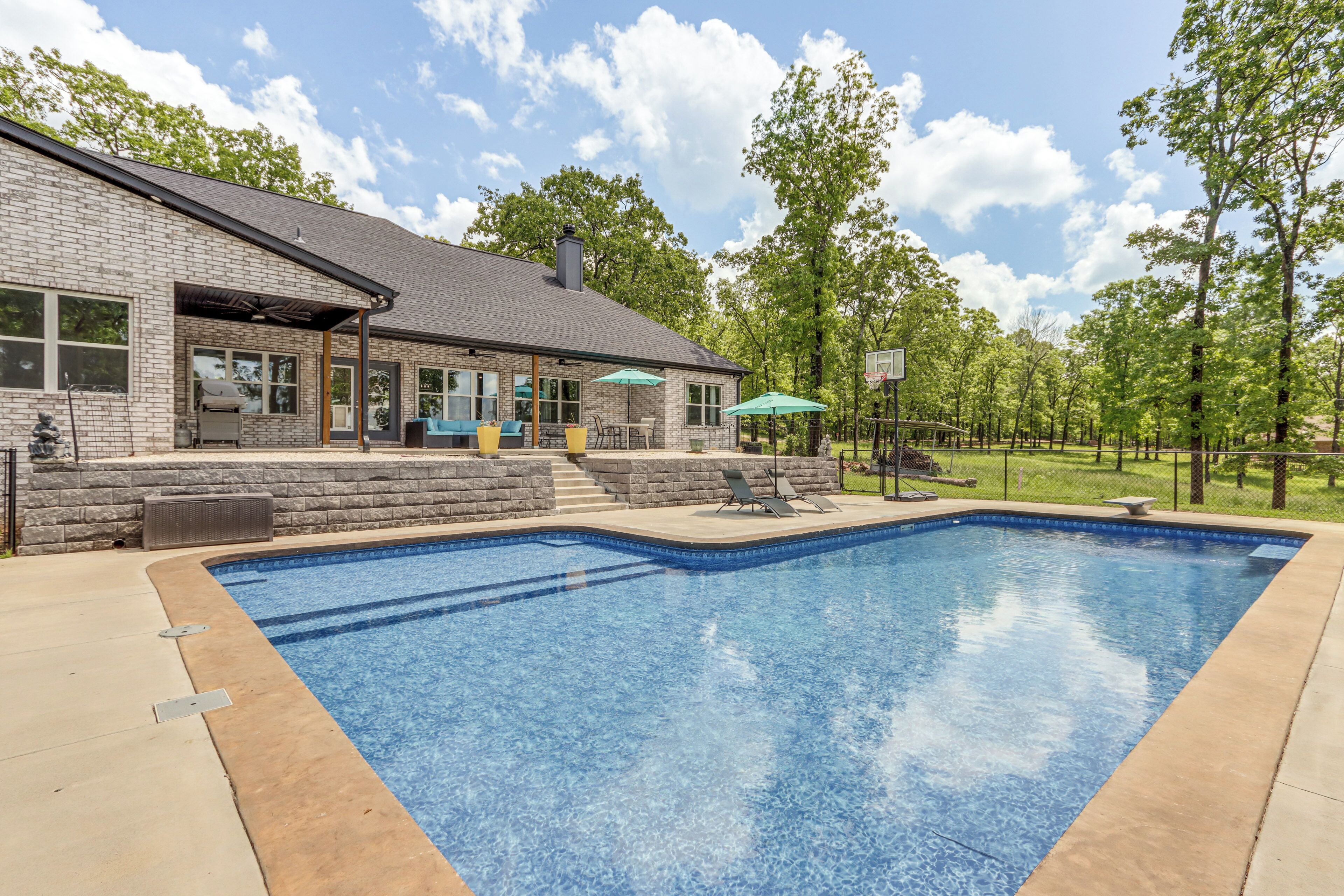 Farmington Villa: Pool, 5 Mi to Razorback Stadium