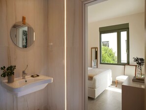 4 chambres, coffre-fort, fer et planche à repasser