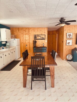 Dining - Charming Private Lakefront Cottage - Ideal for Nature Lovers & Fishermen (Magnetawan)
