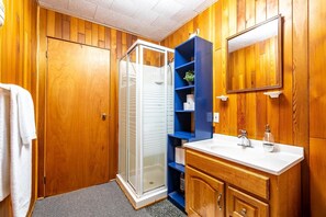 Shower, hair dryer, toilet paper - Charming Private Lakefront Cottage - Ideal for Nature Lovers & Fishermen (Magnetawan)