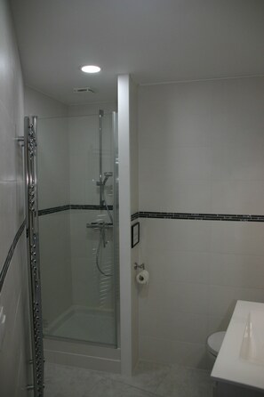 Shower, eco-friendly toiletries, hair dryer, towels - Les Cigales á Mas de la Giralde. In the heart of nature with pool and views (Payzac)