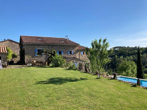 Les Cigales á Mas de la Giralde. Gîte pour 2/4 personnes avec piscine et vue