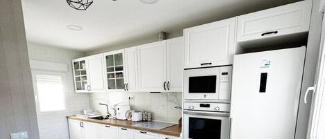 Frigorífico, microondas, horno y placa de cocina