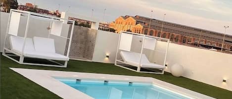A solo unos minutos a pie del apartamento, disfruta del Club Caliza: música en vivo, buen ambiente y actuaciones en directo.