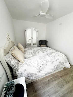 3 bedrooms, iron/ironing board, WiFi, bed sheets
