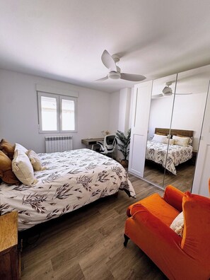 3 عدّة غرف نوم ومكواة/لوح كي وواي فاي وملاءات أسرّة