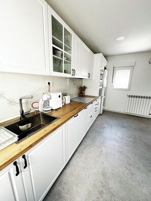 ثلاجة، ميكروويف، فرن، موقد طهي مسطح