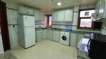 Appartamento Standard | Cucina privata | Frigorifero, microonde, forno, pentole/stoviglie/utensili