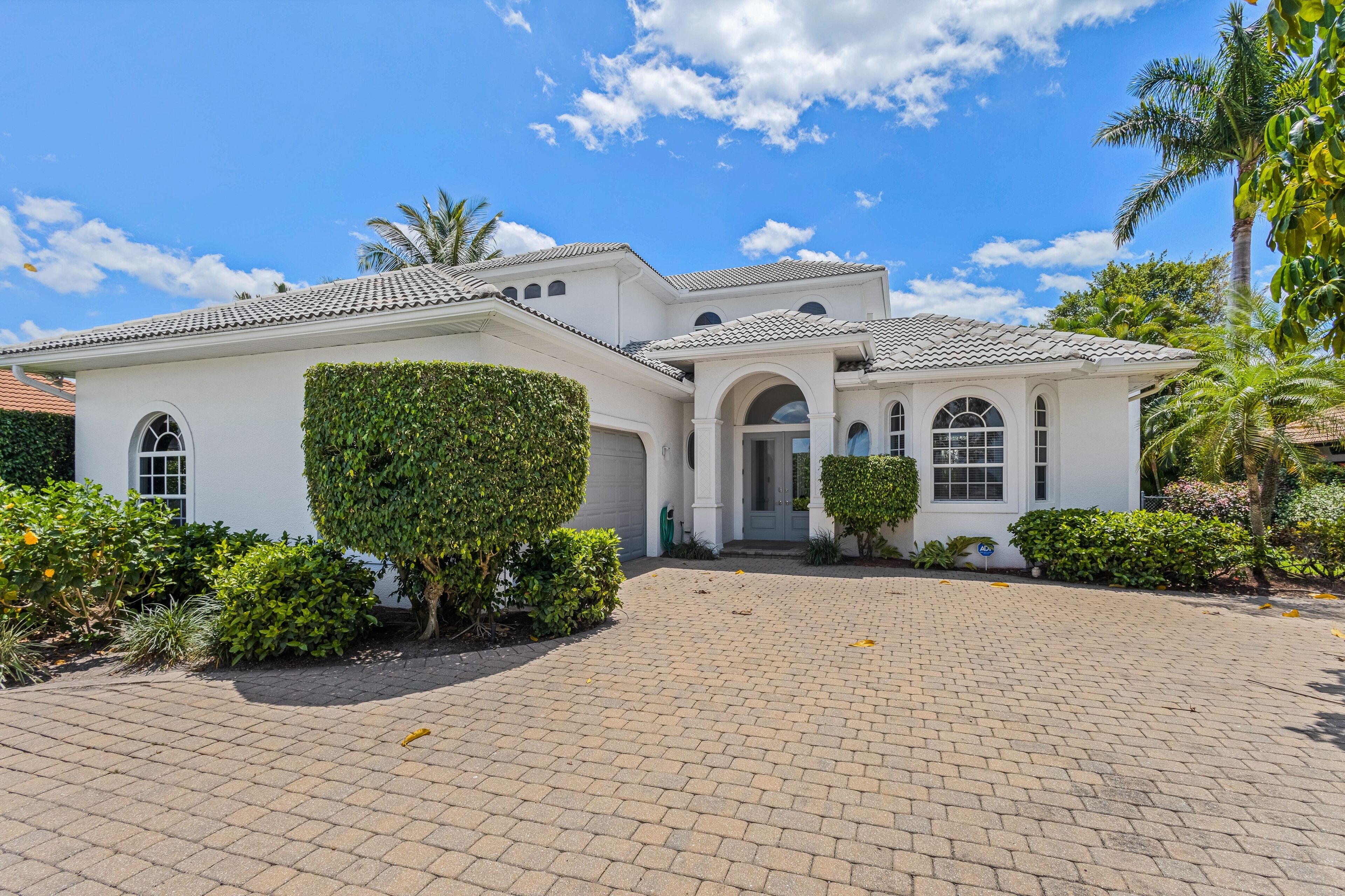Grandiose home with tropical private pool area,  jetted tub, & on-site golf