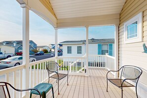 Terrace/patio - Restful getaway with pool, tennis, patio, fireplace, jetted tub, & central AC (Ocean City)