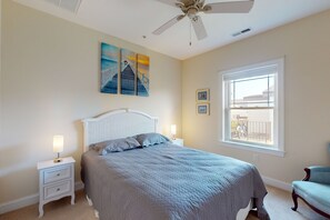 3 bedrooms, iron/ironing board, Internet, bed sheets - Restful getaway with pool, tennis, patio, fireplace, jetted tub, & central AC (Ocean City)