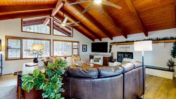 Télévision, cheminée, baby-foot, table de tennis de table