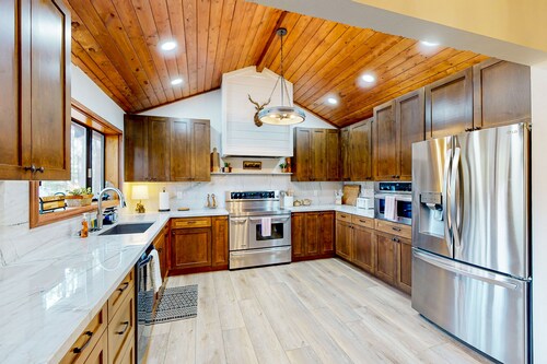 Updated Large Cabin with Golf Course views, a Private Hot Tub & Game Room