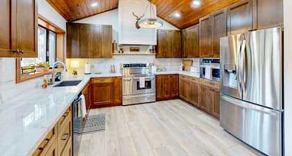 Updated Large Cabin with Golf Course views, a Private Hot Tub & Game Room