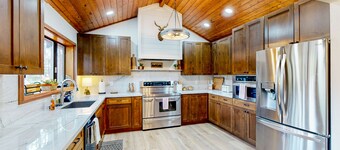 Updated Large Cabin with Golf Course views, a Private Hot Tub & Game Room