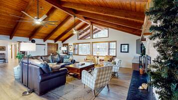 电视、壁炉、桌上足球、乒乓球