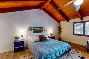 5 bedrooms, iron/ironing board, internet, bed sheets