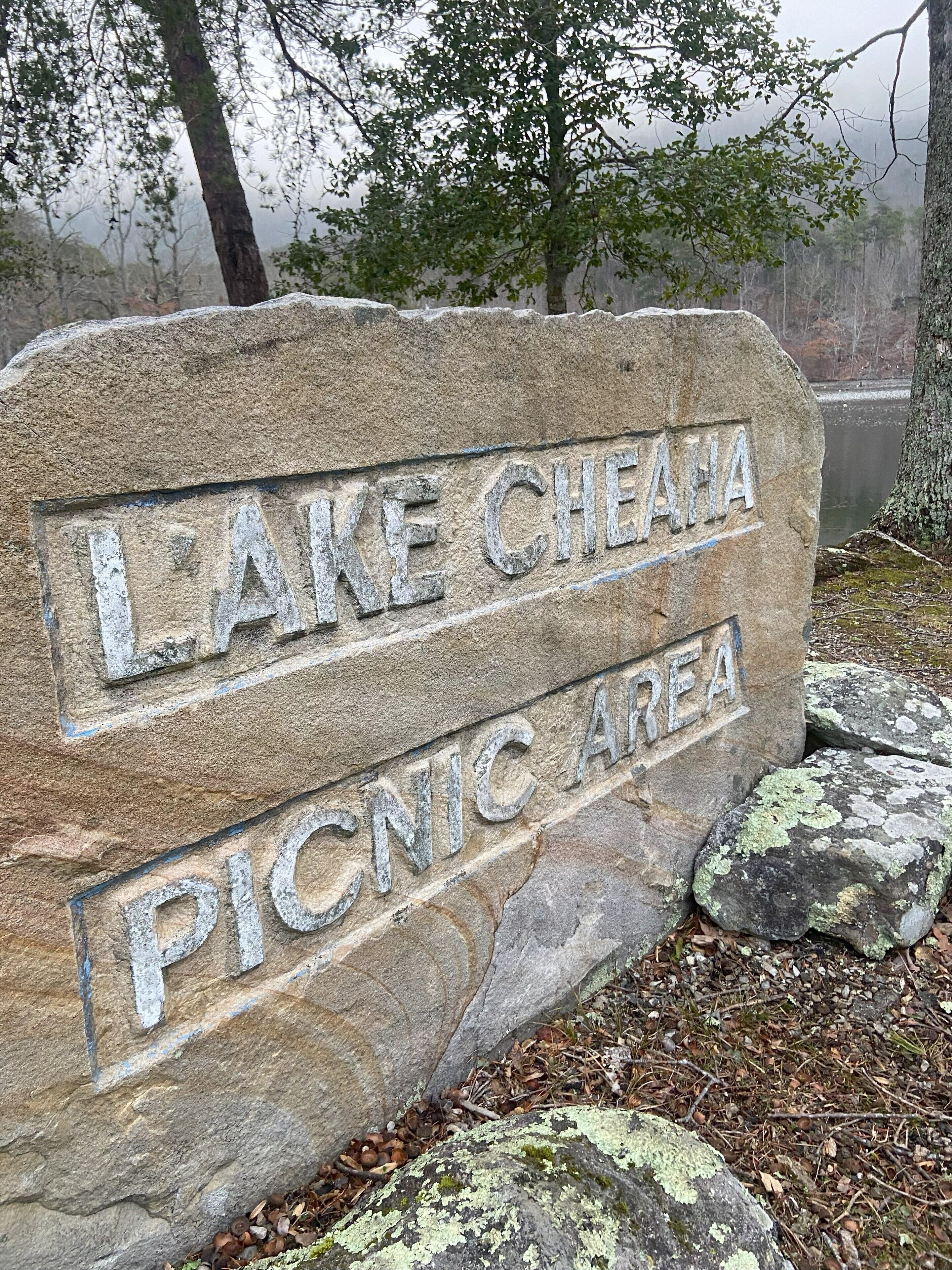 Un letrero de piedra con el texto 'LAKE CHEAWA PICNIC AREA'.