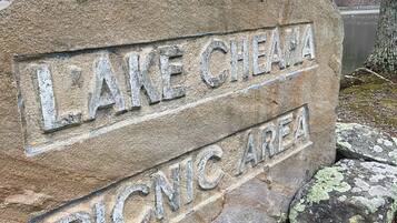 Un letrero de piedra con el texto 'LAKE CHEAWA PICNIC AREA'.