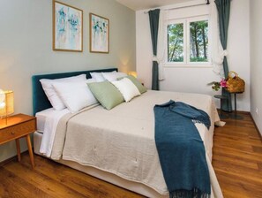 Iron/ironing board, free WiFi, bed sheets