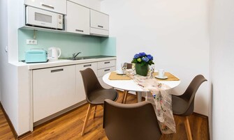 Deluxe-Studiosuite, eingeschränkter Meerblick | Eigene Küche