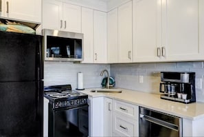 Réfrigérateur, four à micro-ondes, un four, surface de cuisson
