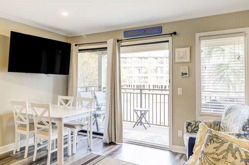 Ocean View Villa Steps to Coligny Beach, Balcony & Pool, Two Beach Bikes