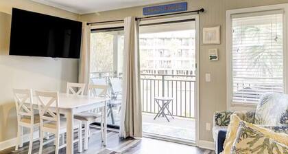 Ocean View Villa Steps to Coligny Beach, Balcony & Pool, Two Beach Bikes