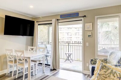 Ocean View Villa Steps to Coligny Beach, Balcony & Pool, Two Beach Bikes