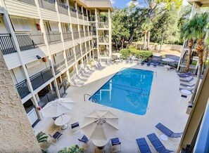 Outdoor pool - Ocean View Villa Steps to Coligny Beach, Balcony & Pool, Two Beach Bikes (163, Hilton Head Island,)