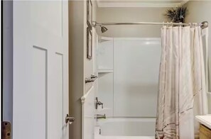 Sèche-cheveux, serviettes fournies, savon, shampoing