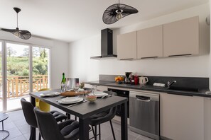 Refrigerador, microondas, horno y lavavajillas 
