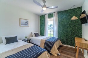 3 bedrooms, iron/ironing board, WiFi, bed sheets - Modern Cozy Home near Beach, OWA & Ball Parks (Foley)