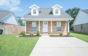 Exterior - Modern Cozy Home near Beach, OWA & Ball Parks (Foley)