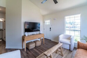 Living area - Modern Cozy Home near Beach, OWA & Ball Parks (Foley)