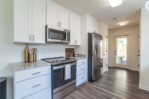 Private kitchen - Modern Cozy Home near Beach, OWA & Ball Parks (Foley)