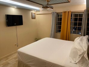 1 bedroom, iron/ironing board, WiFi, bed sheets - The perfect Location to enjoy ocho has to offer ! Only 1 minute to the Beach. (Ocho Rios)