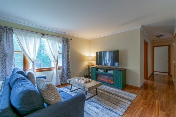 Smart TV - Pine & Sea- Best of Both On Barter's Island (Boothbay)